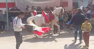 على المزمار البلدى.. كرنفال احتفالى أمام لجان الاستفتاء بالمطرية 