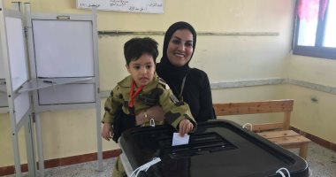 صور.. أسرة الشهيد عمرو وهيب بطل الصاعقة تشارك فى الاستفتاء بالإسماعيلية