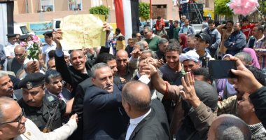 صور.. محافظ الإسماعيلية يتفقد اللجان.. وإقبال كثيف للتصويت على الاستفتاء
