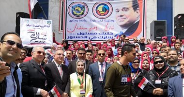 صور.. رئيس جامعة دمنهور يصطحب الطلاب والأساتذة للمشاركة فى الاستفتاء