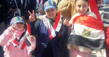 أطفال وسيدات يرفعون علم مصر أمام لجنة أشتوم ببورسعيد ويهتفون تحيا مصر 