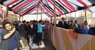 مسيرة حاشدة بالمقطم والأسمرات.. والأطفال يوزعون الورود على قوات تأمين اللجان