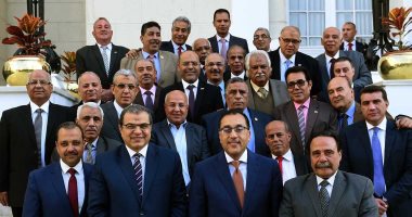 رئيس الوزراء يلتقط صورة تذكارية مع ممثلى النقابات العمالية