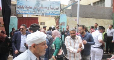 الناخبون يحثون المواطنين على المشاركة بالاستفتاء بلافتات "انزل..شارك" بالجمالية