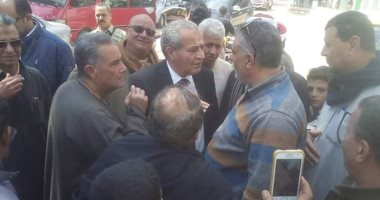 صور .. جولة لوزير التموين فى لجان الاستفتاء بمسقط رأسه بالشرقية