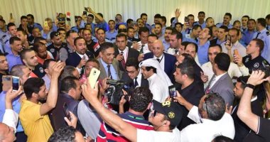 صور.. تزايد أعداد المشاركين باستفتاء تعديلات الدستور فى السفارة المصرية بالكويت
