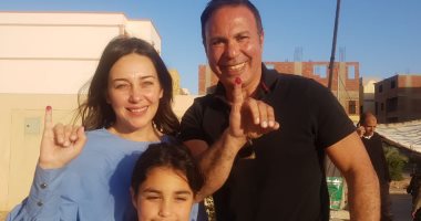 صور.. أيمن يونس يدلى بصوته فى استفتاء التعديلات الدستورية بصحبة زوجته