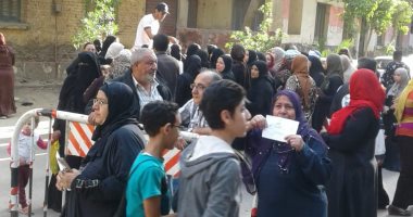 إقبال شديد على الاستفتاء بالجيزة فى الساعات الأخيرة قبل إغلاق اللجان