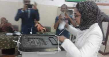 نائب محافظ الوادى الجديد تدلى بصوتها فى استفتاء التعديلات الدستورية بالداخلة