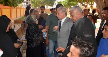 محافظ الأقصر يواصل جولاته التفقدية على لجان الاستفتاء بالكرنك والزناقطة