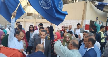 صور.. رئيس جامعة قناة السويس يقود مسيرة طلابية حاشدة إلى لجان التصويت
