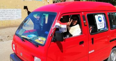 فتاة التروسيكل ترد الجميل.. وتنقل سيدات الأقصر للجان الاستفتاء بالمجان.. صور