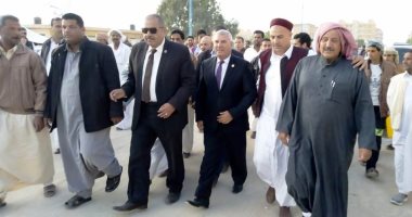 صور.. مسيرات وهتافات وطنية خلال تفقد محافظ مطروح لجان الاستفتاء