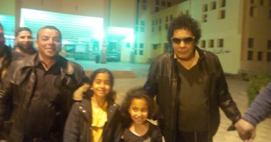 صور.. محمد منير يدلى بصوته فى الشيخ زايد ويطالب بالمشاركة الإيجابية