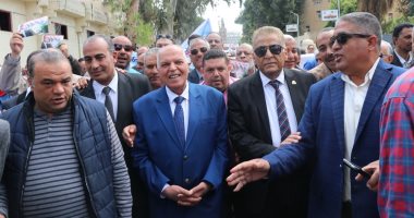 "الزناتى " يتقدم المعلمين المغتربين فى مسيرة حاشدة للمشاركة فى الاستفتاء 