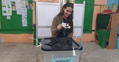 دنيا عبد العزيز تدلى بصوتها فى التعديلات الدستورية بالدقى 