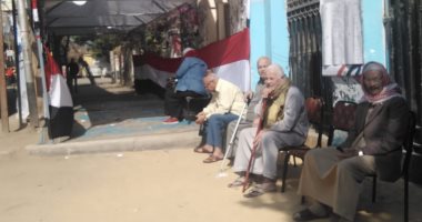 صور.. إقبال المواطنين بالمعادى للمشاركة فى ثانى أيام الاستفتاء على الدستور