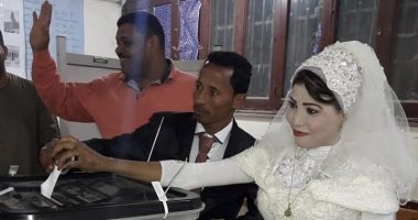 عروسان فى لجنة الاستفتاء على الدستور بقنا والمستشار يقدم لهما التهنئة 
