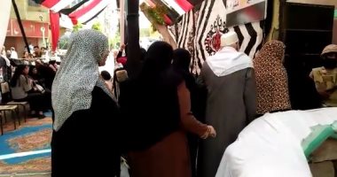 فيديو.. طوابير الناخبين أمام مدرسة أم المؤمنين بالساحل بثانى أيام الاستفتاء