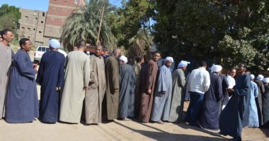 صور.. طوابير المواطنين فى ثانى أيام الاستفتاء على تعديل الدستور بالأقصر 