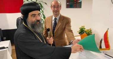 صور.. الأنبا ديفيد أسقف نيويورك ونائب البابا تواضروس يدلى بصوته فى الاستفتاء