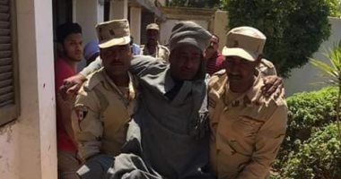 مجندون يساعدون رجل مريض للتصويت فى الاستفتاء بسوهاج