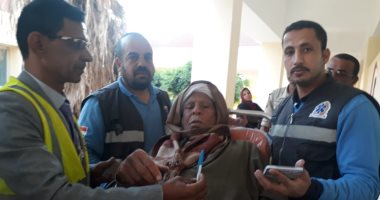 صور.. إسعاف الشرقية تنقل مواطن لمقر لجنة التصويت على الاستفتاء