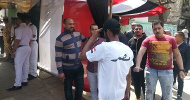 العشرات يتوافدون على لجان المنيل والسيدة زينب للمشاركة فى ثانى أيام الاستفتاء