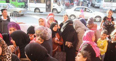 صور.. توافد المواطنين على لجان الاستفتاء بالجمالية لليوم الثانى