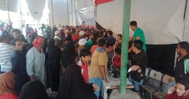 صور.. طوابير أمام لجان الاستفتاء فى دائرة كرداسة بمنطقة أبو رواش