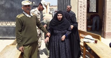 صور.. جنود القوات المسلحة يساعدون المواطنين للإدلاء بأصواتهم فى الاستفتاء ببنى سويف 