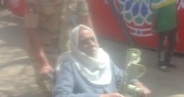 صور.. الجيش والشعب إيد واحدة.. فرد بالقوات المسلحة يساعد مواطنا فى الاستفتاء