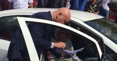 فيديو.. مستشار لجنة طبرى الحجاز يساعد "قعيدة" للمشاركة فى الاستفتاء