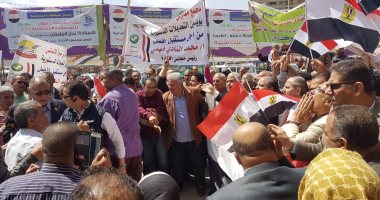 فيديو وصور.. العاملون بتعليم الفيوم يحتشدون أمام لجنة الاستفتاء للإدلاء بأصواتهم   