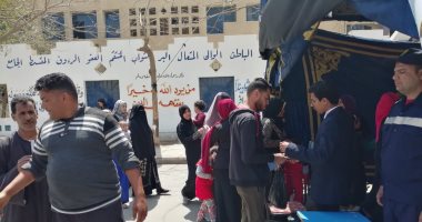 صور..توافد المواطنين على لجان الاستفتاء بأكتوبر    
