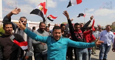 احتفالات المواطنين أمام لجان الاستفتاء على الدستور