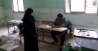 صور.. توافد المواطنين على لجان قصر الدوبارة والملك الصالح ثانى أيام الاستفتاء