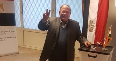 نائب رئيس اتحاد تنس الطاولة يدلى بصوته فى الاستفتاء بسفارة مصر ببودابست