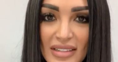 فيديو.. سالى عبد السلام تستغيث بالسفارة المصرية بسبب تعسف ضابط بمطار بيروت