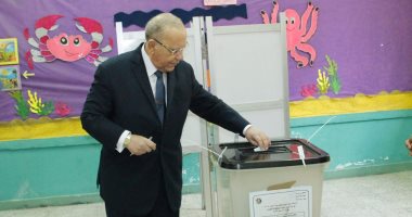 وزير العدل يدلى بصوته فى الاستفتاء ويؤكد: المشاركة واجب وطنى