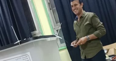  طارق الخولى يدلى بصوته فى الاستفتاء ويؤكد أهمية مشاركة الشباب 
