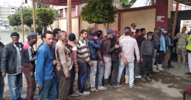 صور وفيديو.. الشباب يتصدرون الطوابير أمام لجان التصويت على الاستفتاء فى بورسعيد