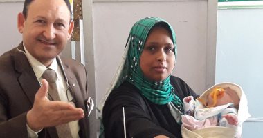 صور..أصغر طفل بتاريخ الاستفتاءات العالمية يمثل أمام لجنة الاقتراع بالإسكندرية
