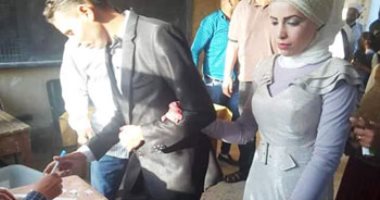 صور.. شاب وفتاة يحتفلان بخطوبتهما فى لجنة الاستفتاء بالدقهلية 