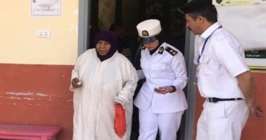 صور.. الشرطة تمد يد العون للمواطنين فى ثان أيام الاستفتاء