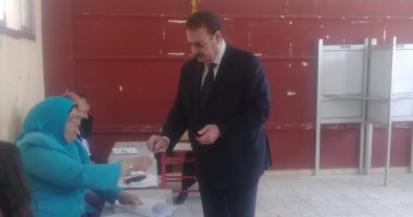 نقيب المهندسين يدلى بصوته فى لجنة مدرسة هدى شعراوى بالتجمع