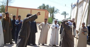 صور.. أهالى الأقصر يواصلون حلقات التحطيب أمام لجان الاستفتاء بإسنا والقرنة