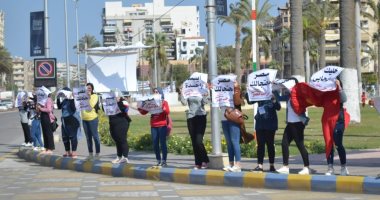 صور.. شباب بورسعيد ينظمون سلاسل بشرية تدعو للتصويت على التعديلات الدستورية