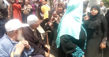 صور.. توافد المواطنين علي لجان الاستفتاء بالزاوية الحمراء والويلى