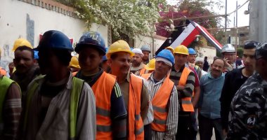 صور.. بالخوذة والسترة.. طابور عمال يدلى بصوته فى الاستفتاء بمصر الجديدة